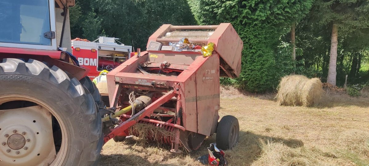 Trasladan al hospital a una persona que se atrapó el brazo en una máquina agrícola de enfardar hierba en Monfero