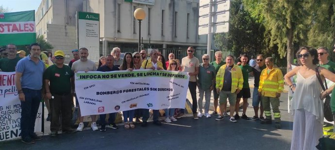 Trabajadores del Infoca, a las puertas de la Delegación de la Junta en Huelva.