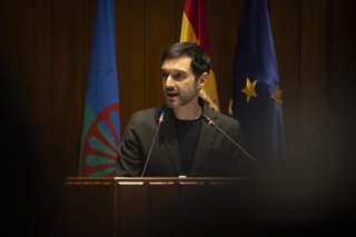 El ministro de Derechos Sociales, Pablo BUstinduy, en el homenaje a las víctimas del genocidio del pueblo gitano.