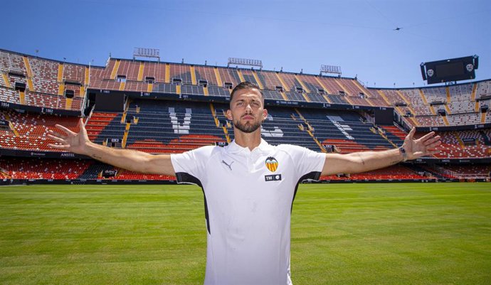 El central José Copete posa en el estadio de Mestalla como nuevo jugador del Valencia CF.