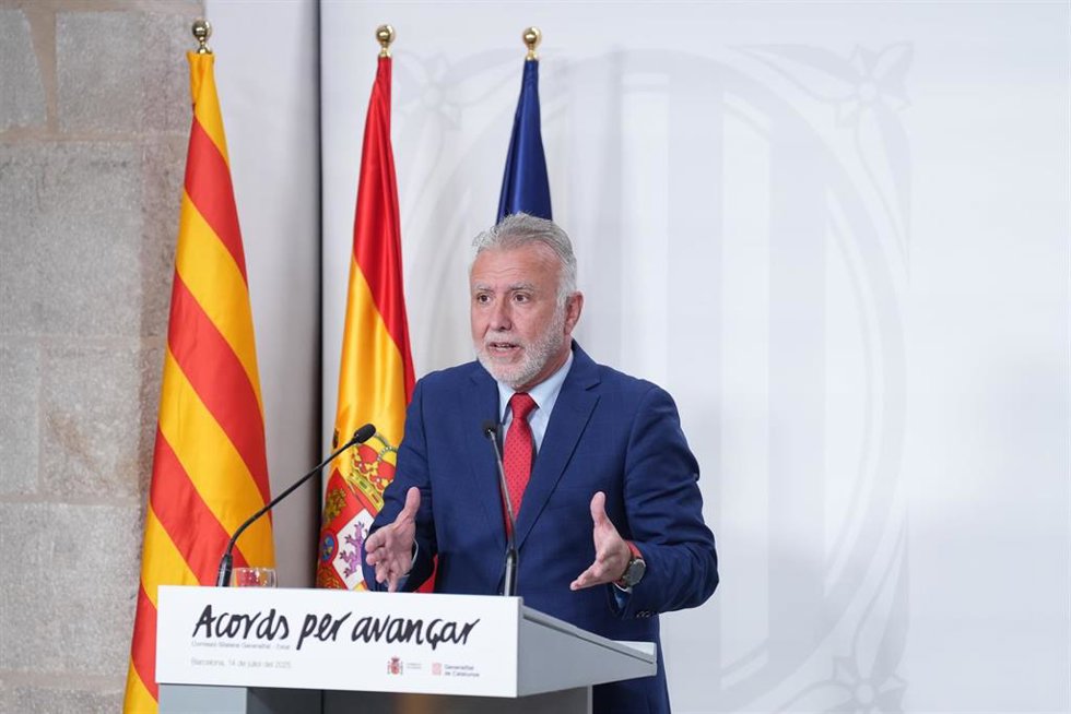El ministro de Política Territorial y Memoria Democrática de España, Ángel Víctor Torres ofrece declaraciones en una rueda de prensa, tras la reunión de la Comisión bilateral Estado-Generalitat, en el Palau de la Generalitat, a 14 de julio de 2025, en B