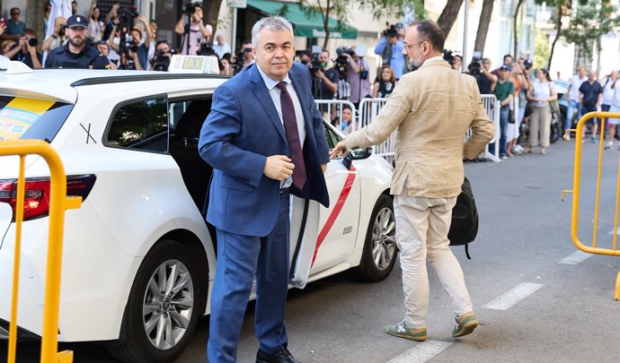 El exsecretario de Organización del PSOE Santos Cerdán a su llegada a declarar en el Tribunal Supremo, a 30 de junio de 2025, en Madrid