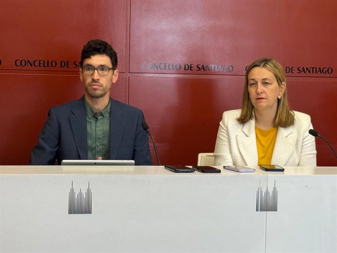 Archivo - El concejal de Urbanismo de Compostela, Iago Lestegás, y la portavoz municipal, Míriam Louzao, durante una rueda de prensa posterior a la junta de gobierno local, a 26 de mayo de 2025.