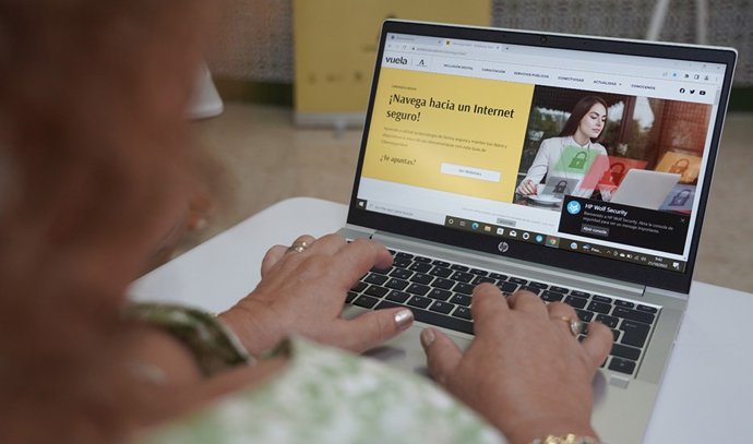Una mujer accede al portal de Puntos Vuela.