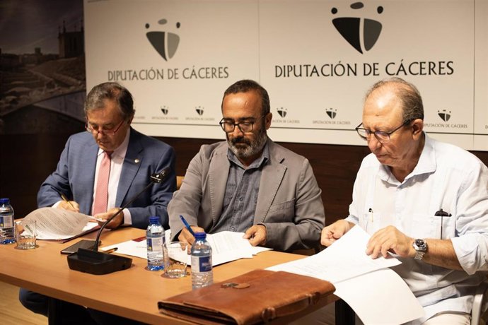 El presidente de la Diputación de Cáceres, Miguel Ángel Morales, y el presidente del Colegio de Médicos de Cáceres, Evelio Robles,firman un convenio