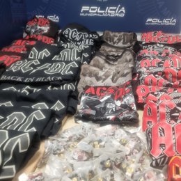 Productos falsos de la banda de rock ACDC incautados por la Policía Municipal de Madrid durante los conciertos en la capital