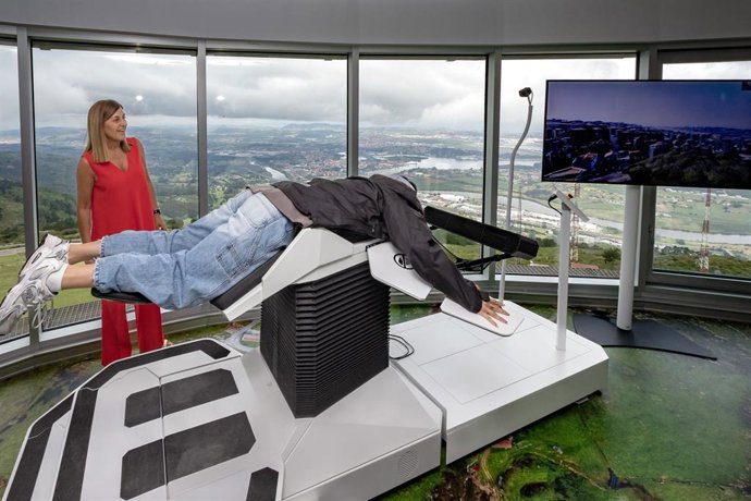 Buruaga en la inauguración de la renovada torre del Monumento al Indiano en Peña Cabarga