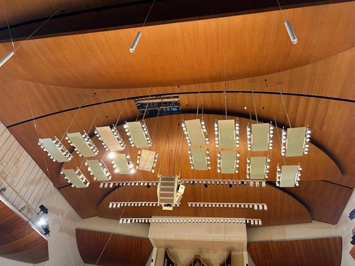 Se rompe un panel del techo de la Sala Iturbi mientras hacían trabajos de revisión de la obra