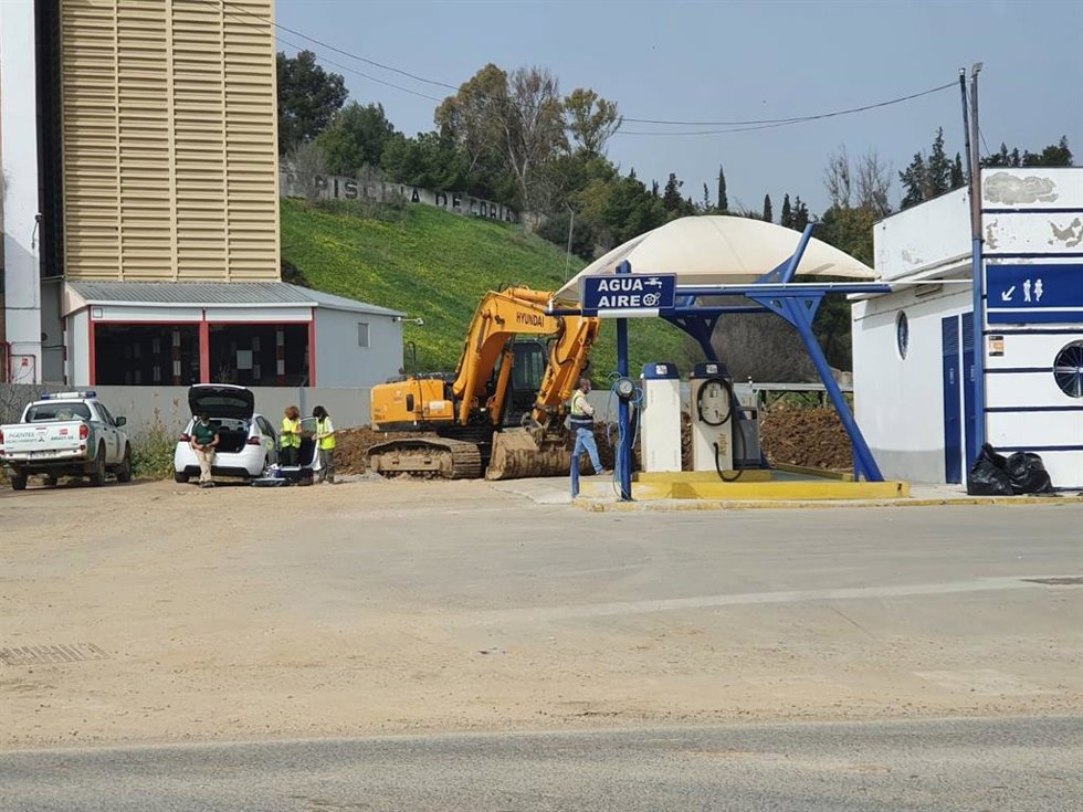 Archivo - Retirada de terrenos junto a la gasolinera de la contaminación de Coria del Río