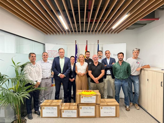 El Govern entrega 1.175 cubrenucas para empleados de la construcción, socorrismo y limpieza urbana