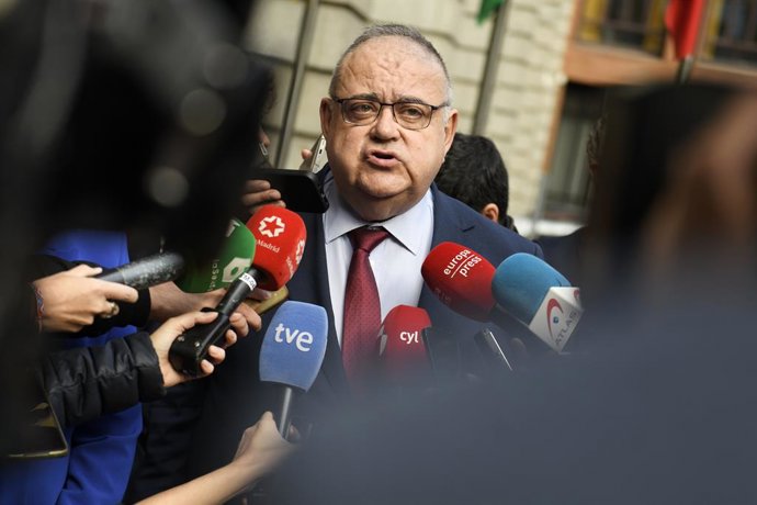Archivo - El consejero de Sanidad de Castilla y León y vicepresidente del Consejo Interterritorial de Salud, Alejandro Vázquez, ofrece declaraciones a los medios tras el pleno del Consejo Internacional del Sistema Nacional de Salud (CISNS), en la sede del