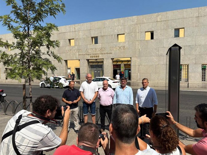 Representantes de PSOE e IU ante el Consorcio Metropolitano de Transportes de Córdoba.