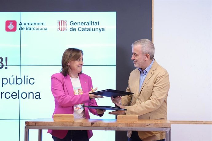 El alcalde de Barcelona, Jaume Collboni, y la consellera de Territorio, Vivienda y Transición Ecológica, Silvia Paneque, durante la presentación de los ganadores del proyecto arquitectónico de las promociones de 600 viviendas públic en Barcelona.