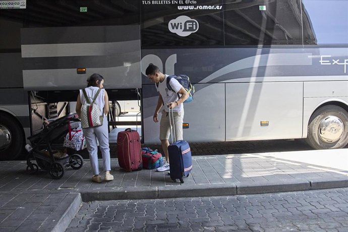 Archivo - El autobús refuerza sus servicios en agosto para atender a 14,3 millones de viajeros
