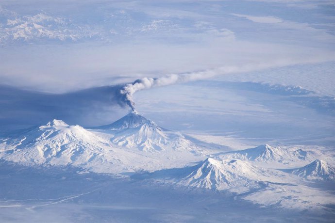 Archivo - Imagen del volcán Kliuchevskoi, en Rusia.