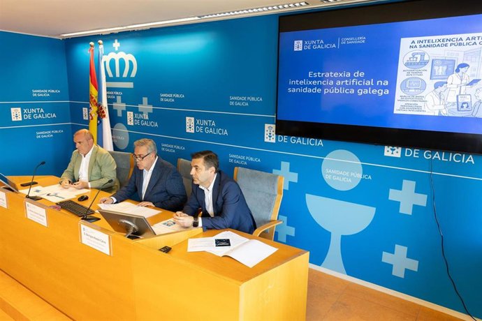 O conselleiro de Sanidade, Antonio Gómez Caamaño (centro), o director xeral de Asistencia Sanitaria, Alfredo Silva Tojo (esquerda), e o subdirector xeral de Sistemas e Tecnoloxías dá Información, Benigno Rosón (dereita).