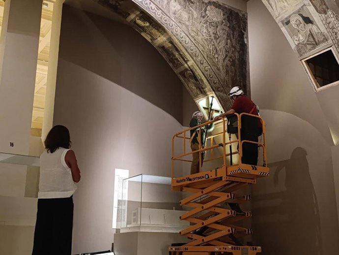 Técnicos del Gobierno de Aragón toman muestras de las pinturas murales de Sijena en el MNAC.