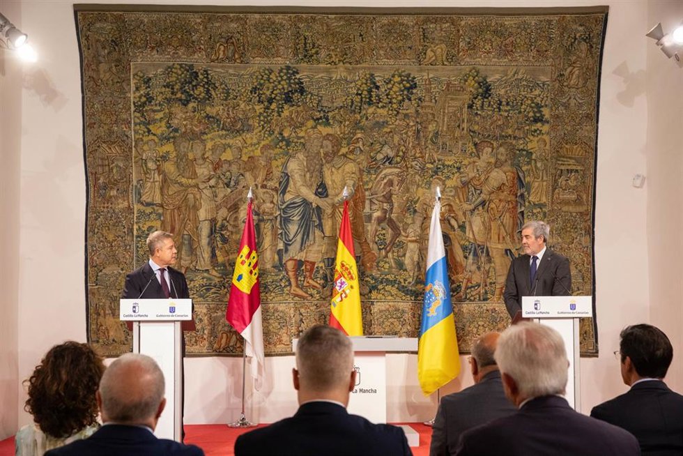El presidente de Castilla-La Mancha, Emiliano García-Page, y el presidente de las Islas Canarias, Fernando Clavijo, en el Palacio de Fuensalida.