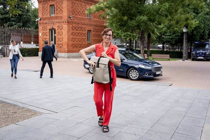 La ministra de Sanidad, Mónica García, antes de entrar al acto ‘Alianzas y acciones ante el genocidio en Palestina’, en la Casa Árabe de Madrid, a 23 de julio de 2025, en Madrid (España). El evento tiene el objetivo de generar conciencia para promover la 