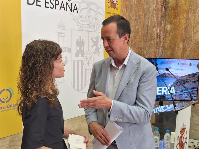 La secretaria de Estado de Turismo, Rosario Sánchez, conversa con el subdelegado del Gobierno en Almería, José María Martín, durante su visita a la provincia para presentar las inversiones del Plan de Recuperación en proyectos turísticos.