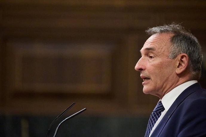 El diputado de Sumar Enrique Santiago durante un pleno extraordinario, en el Congreso de los Diputados, a 9 de julio de 2025, en Madrid (España). Sánchez comparece en un pleno extraordinario para tratar asuntos pendientes como la implicación de Santos Cer