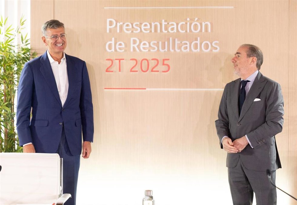 El consejero delegado, Héctor Grisi (d), y el director financiero, José García Cantera (i), durante una ruedas de prensa, en la Ciudad del Grupo Santander, a 30 de julio de 2025, en Boadilla del Monte, Madrid (España). Banco Santander obtuvo un benefici