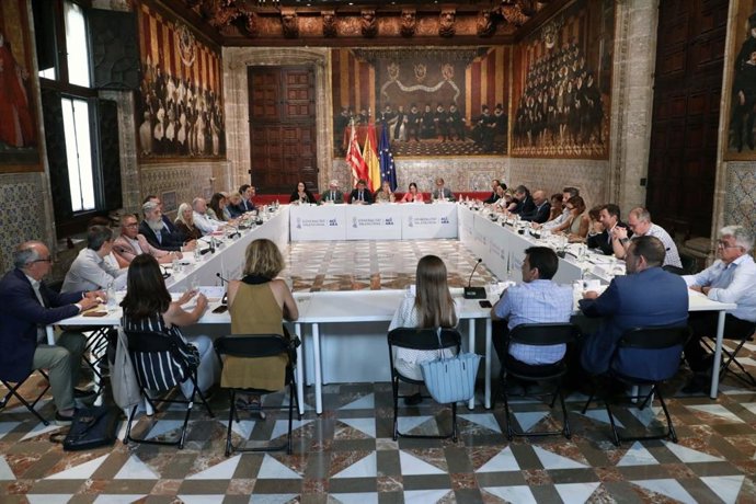 La consellera de Innovación, Industria, Comercio y Turismo, Marián Cano, se ha reunido este miércoles con los representantes de las Asociaciones Sectoriales, Cámaras y CEV,