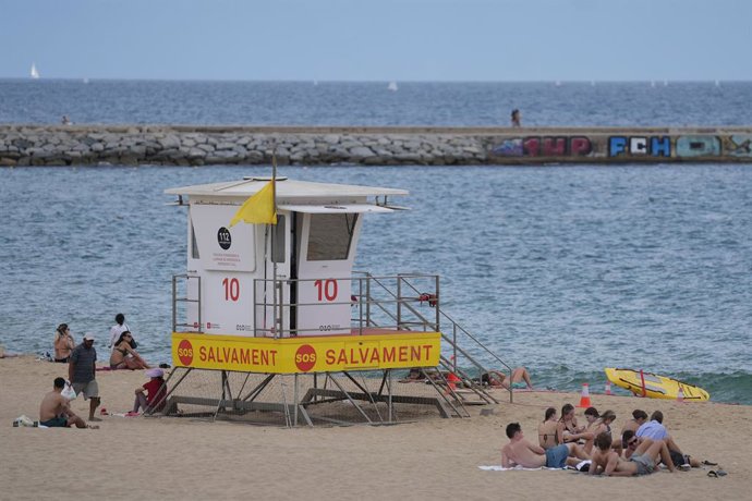 Una estació de salvament a la platja del Bogatell 