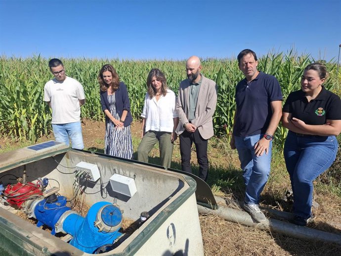 La rectora de la ULE, Nuria González (tercera por la izquierda) y el subdelegado del Gobierno en León, Héctor Alaiz Moretón (a su derecha), en su visita a las instalaciones de la empresa iRiego en Bercianos del Páramo.