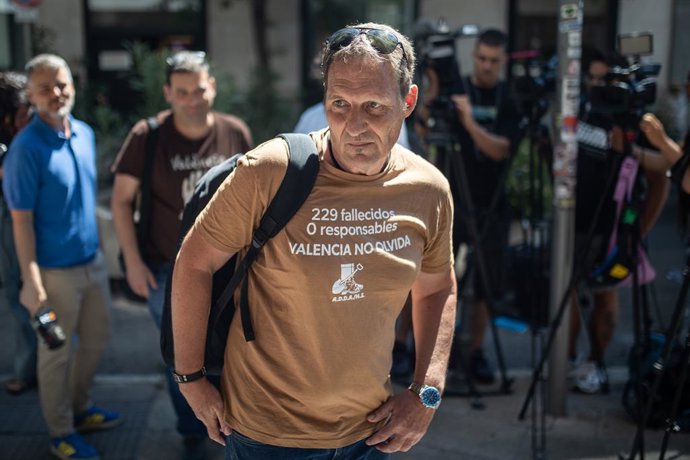 El president l'Associació Damnificats DANA Horta Sud València, Christian Lesaec, durasnte una reunió amb el president del PP, Alberto Núñez Fiejóo, en la seu del PP, a 30 de juliol de 2025, a Madrid (Espanya). 