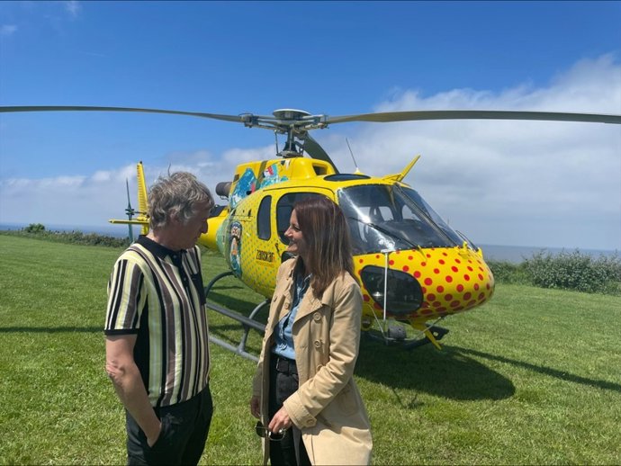 La Directora De Cantur, Inés Mier, Y Jesús Calleja, Durante La Grabación Del Programa De 'Volando Voy, Volando Vengo' En Costa Quebrada