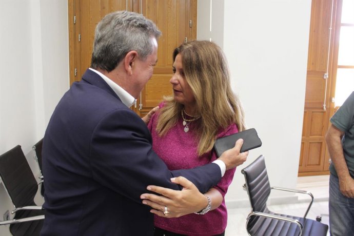 La alcaldesa de Linares, Auxi del Olmo, y el exalcalde Juan Fernández, tras el pleno en el que el Ayuntamiento ha respaldado la petición de indulto