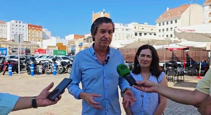 Los concejales de Vox en el Ayuntamiento de Huelva Wenceslao Font y María López.