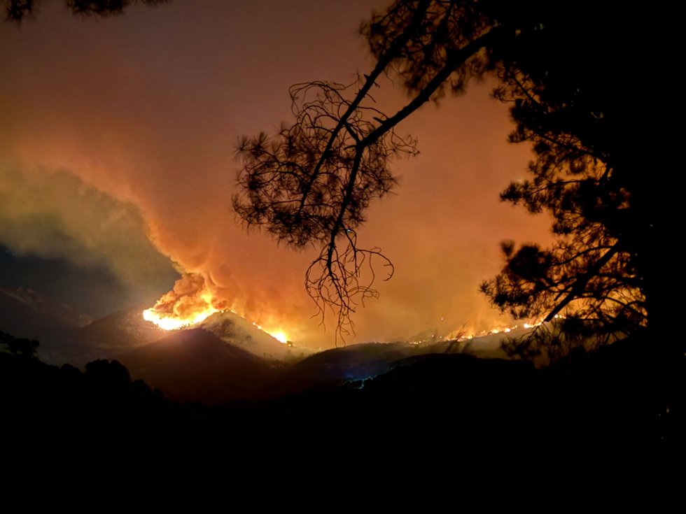 Incendio de Cuevas del Valle (Ávila) en la noche del miércoles 30 de julio.