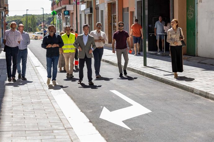 El consejero municipal de Urbanismo, Víctor Serrano, en la reapertura de la calle Escuelas, en Casablanca.