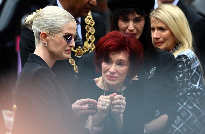 Así fue el funeral de Ozzy Osbourne: Una emotiva y multitudinaria procesión con su familia y miles de fans