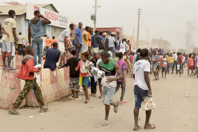 BEIJING, July 30, 2025  -- This photo taken on July 28, 2025 shows the chaos following violent riots sparked by a taxi drivers' strike in Luanda, Angola.   A large-scale taxi drivers' strike broke out in Luanda on Monday, triggering widespread traffic dis