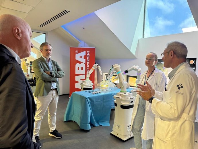 El CEO de MBA, Carlos Pinto y el director de Finba, Faustino Blanco, visitan el robot Versius en las instalaciones de ISPA-Finba.