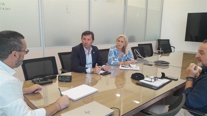 Javier Ros y Eva Pajares con el alcalde de La Línea.