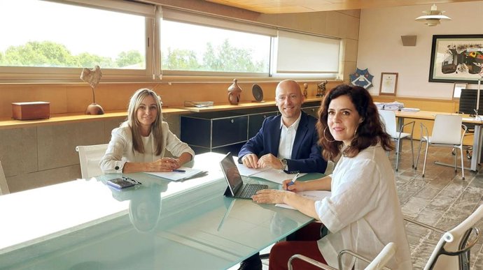 La consellera de Familias, Bienestar Social y Atención a la Dependencia, Sandra Fernández, el presidente del Consell de Menorca, Adolfo Vilafranca, y la consellera insular de Bienestar Social, Carmen Reynés.