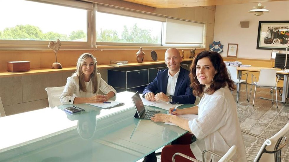 La consellera de Familias, Bienestar Social y Atención a la Dependencia, Sandra Fernández, el presidente del Consell de Menorca, Adolfo Vilafranca, y la consellera insular de Bienestar Social, Carmen Reynés.