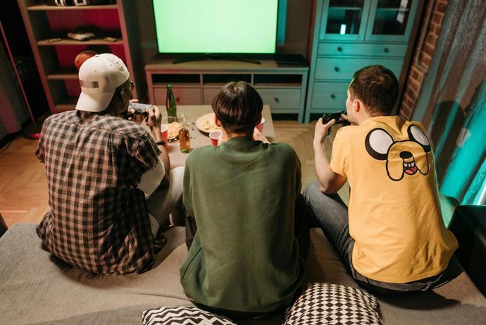 Jóvenes jugando a videojuegos.