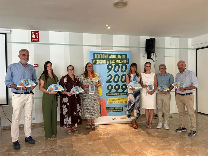 La delegada territorial de Inclusión Social, Juventud, Familias e Igualdad, Ruth Sarabia, presenta en Torremolinos la campaña de verano del Teléfono de Atención a las Mujeres 900 200 999, con el lema '¡Llévatelo siempre contigo'.