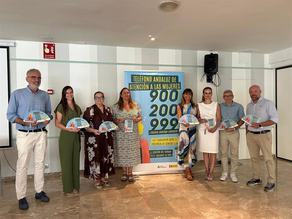 La delegada territorial de Inclusión Social, Juventud, Familias e Igualdad, Ruth Sarabia, presenta en Torremolinos la campaña de verano del Teléfono de Atención a las Mujeres 900 200 999, con el lema '¡Llévatelo siempre contigo'.