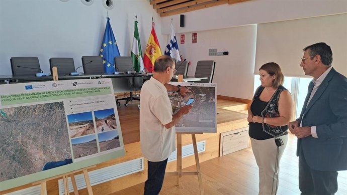 El delegado territorial de Agricultura, Pesca, Agua y Desarrollo Rural en Málaga, Fernando Fernández Tapia-Ruano, con la alcaldesa de Algarrobo, Natacha Rivas Campos, entre otros.
