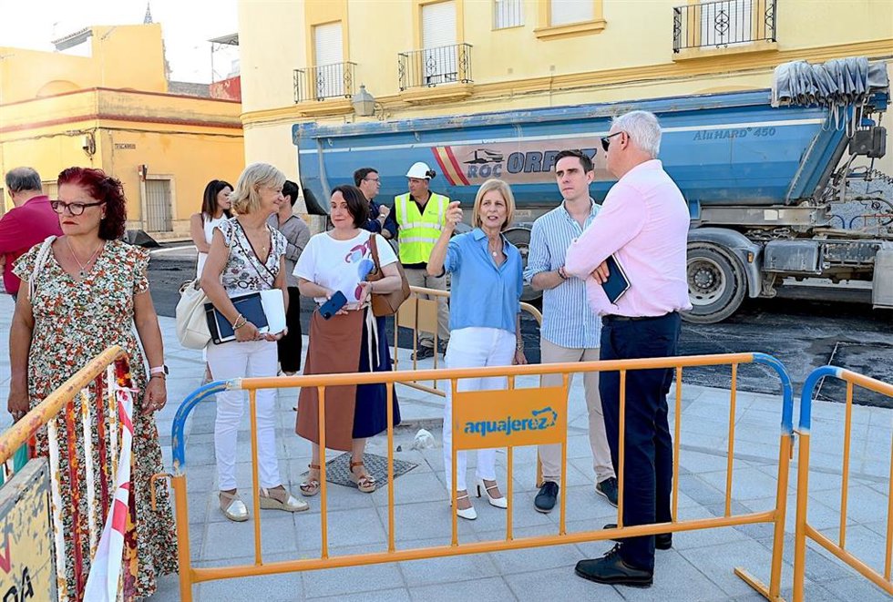 García-Pelayo enla plaza del Carbón con vecinos.