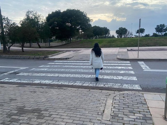 Uno de los pasos de peatones de la urbanización El Toyo (Almería) donde se instalarán nuevas luminarias para mejorar la seguridad vial.