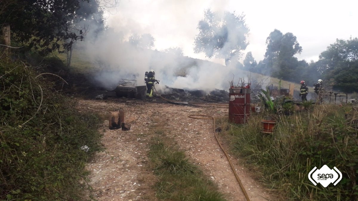 Una explosión de gas en una caseta provoca un incendio sin heridos en Llanera