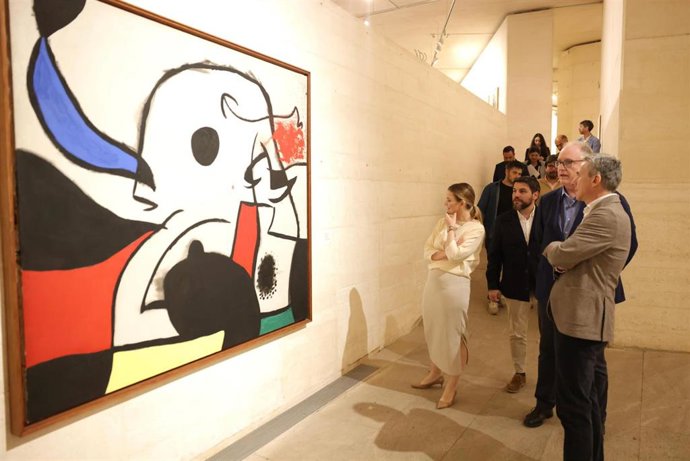 Archivo - La presidenta del Govern, Marga Prohens, visita una exposición de Miró. 
