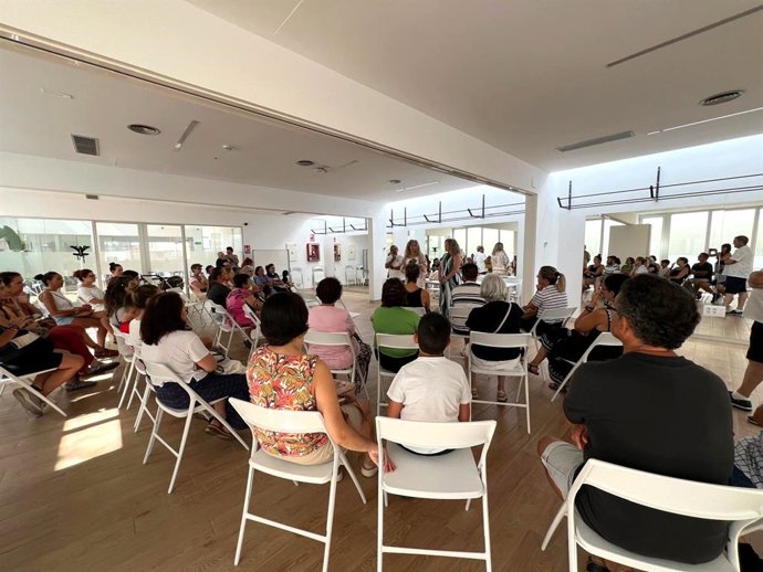 Reunión del Ayuntamiento de Alcalá de Guadaíra con vecinos de la zona Sur afectados por la falta de pediatras.